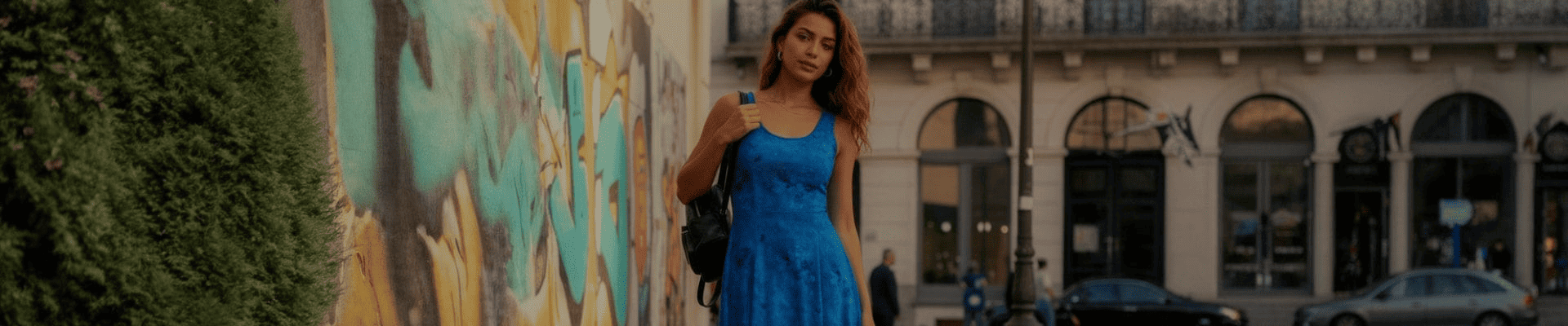 chica con vestido azul top